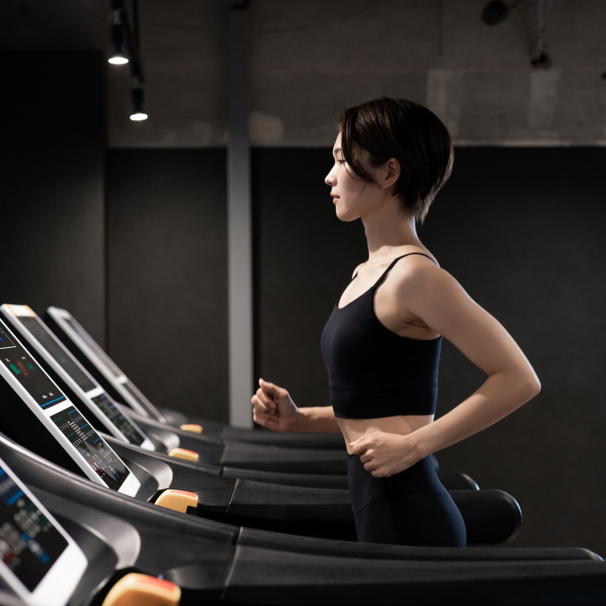 ジムで運動する女性